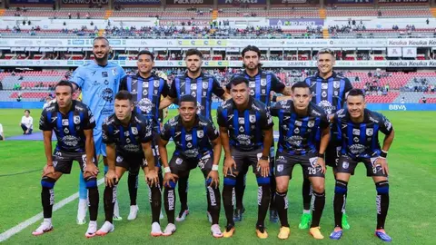 Jugadores de Querétaro se presentan emulando el sonido de 'kikiriki' de un gallo