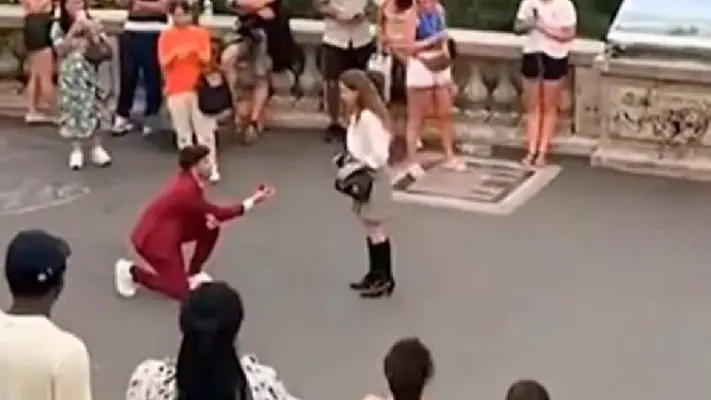 VIDEO: Hombre le propone matrimonio a su novia en París y ella huye corriendo