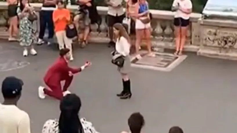 VIDEO: Hombre le propone matrimonio a su novia en París y ella huye corriendo