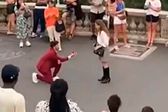 VIDEO: Hombre le propone matrimonio a su novia en París y ella huye corriendo