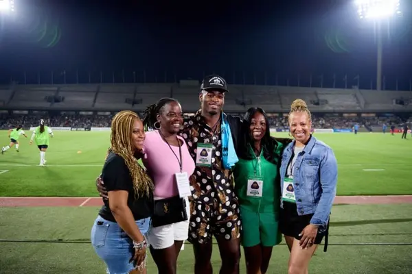 Najee Harris estuvo en CU como invitado de Pumas Femenil ante Rayadas