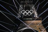 Aros olímpicos permanecerán en la Torre Eiffel tras decisión de la alcaldesa de París