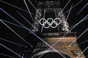 Aros olímpicos permanecerán en la Torre Eiffel tras decisión de la alcaldesa de París