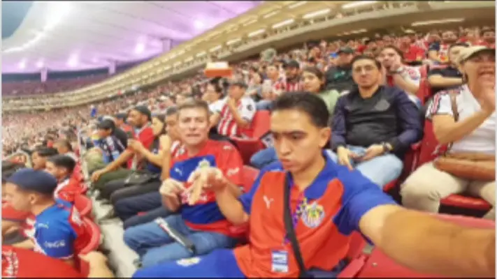 ‘Edy’ Loera, el aficionado de Chivas que narra los partidos a su tío con problemas de audición y visión