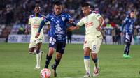 ¡Su nuevo 'plumaje'! Erick Sánchez fue captado mientras firmaba playeras del América