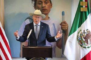 Ken Salazar responde a AMLO tras pausar relación por reforma al Poder Judicial
