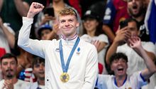 Leon Marchand gana el oro y rompe récord de Michael Phelps en los 400 metros