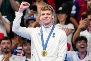 Leon Marchand gana el oro y rompe récord de Michael Phelps en los 400 metros