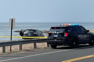 Hombre es arrestado después de intentar ahogar a sus dos hijos menores en una  playa