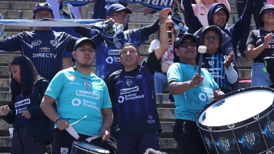 Aficionados de Independiente del Valle apoyan a Cruz Azul por Martín Anselmi