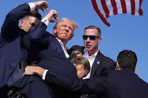 Donald Trump abandona mitín en Pensilvania cubierto de sangre tras escucharse disparos