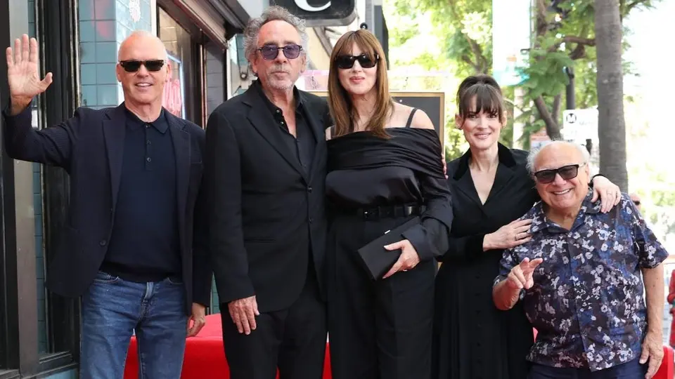 Tim Burton recibe estrella en paseo de la fama en Hollywood acompañado de su novia Monica Bellucci