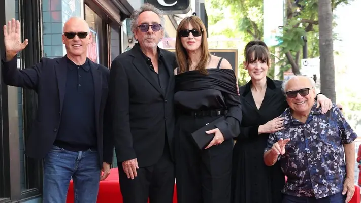 Tim Burton recibe estrella en paseo de la fama en Hollywood acompañado de su novia Monica Bellucci