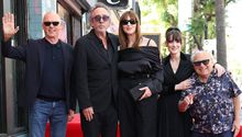 Tim Burton recibe estrella en paseo de la fama en Hollywood acompañado de su novia Monica Bellucci