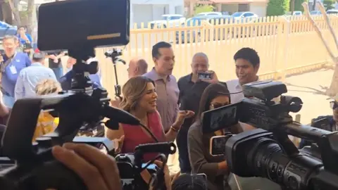 Gobernadora de Baja California es regresada a la fila con abucheos y gritos después de intentar saltarla