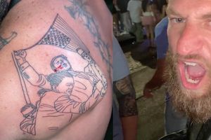 Hombre se tatúa imagen del atentado en contra de Donald Trump y se hace viral