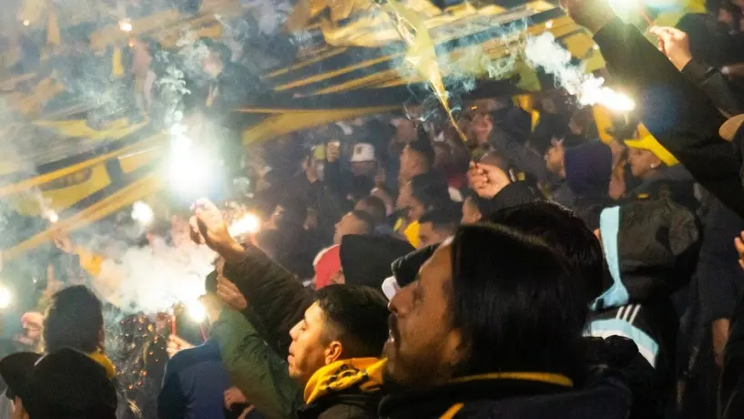 Almirante Brown: Aficionados le queman auto a un jugador y el equipo pide la renuncia del DT