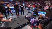 Paul Heyman, representante de Roman Reigns, fue atacado por The Bloodline en WWE SmackDown