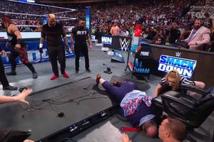 Paul Heyman, representante de Roman Reigns, fue atacado por The Bloodline en WWE SmackDown