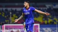 Carlos Salcedo recibe permiso especial de Cruz Azul; está fuera del país