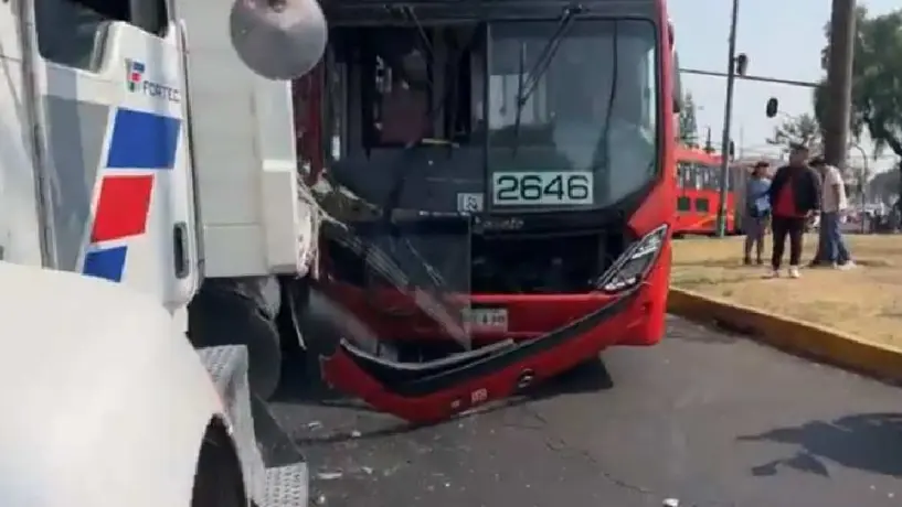 Metrobús y tráiler de cemento chocan, dejando como saldo 7 lesionados