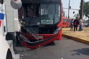 Metrobús y tráiler de cemento chocan, dejando como saldo 7 lesionados