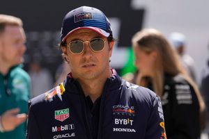 Checo Pérez queda fuera de la Q1 tras quedar atorado en la grava