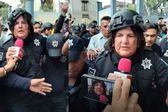 Alcaldesa de Veracruz se disfraza de policía para huir y no ser linchada