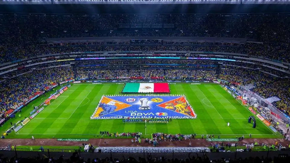 ¿Se equivocaron? Cruz Azul aparece como local en manta de la Liga MX