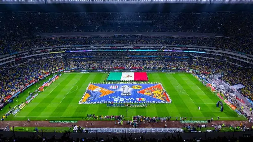 ¿Se equivocaron? Cruz Azul aparece como local en manta de la Liga MX