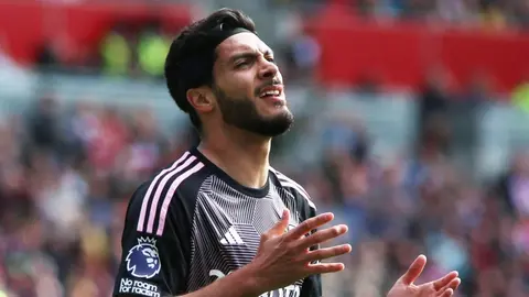 Raúl Jiménez falla clara de gol y Fulham empata ante Brentford