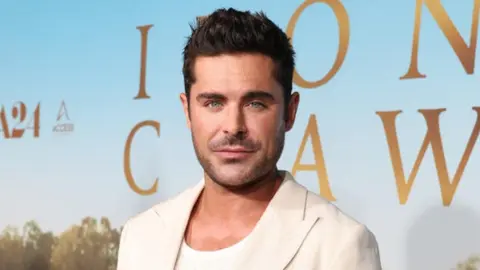 Zac Efron es llevado a un hospital tras sufrir un accidente en alberca en una lujosa villa de Ibiza