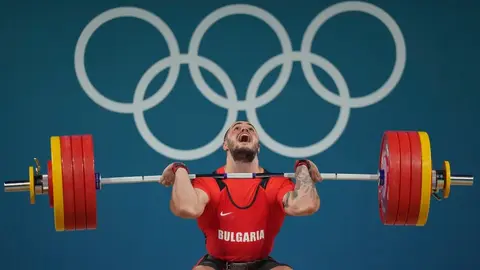 París 2024: Karlos Nasar se cuelga el oro olímpico e impone nuevo récord en Halterofilia