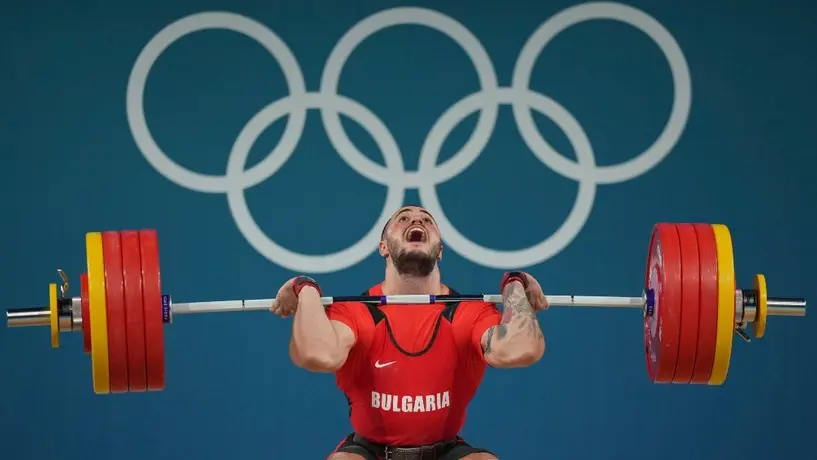 París 2024: Karlos Nasar se cuelga el oro olímpico e impone nuevo récord en Halterofilia