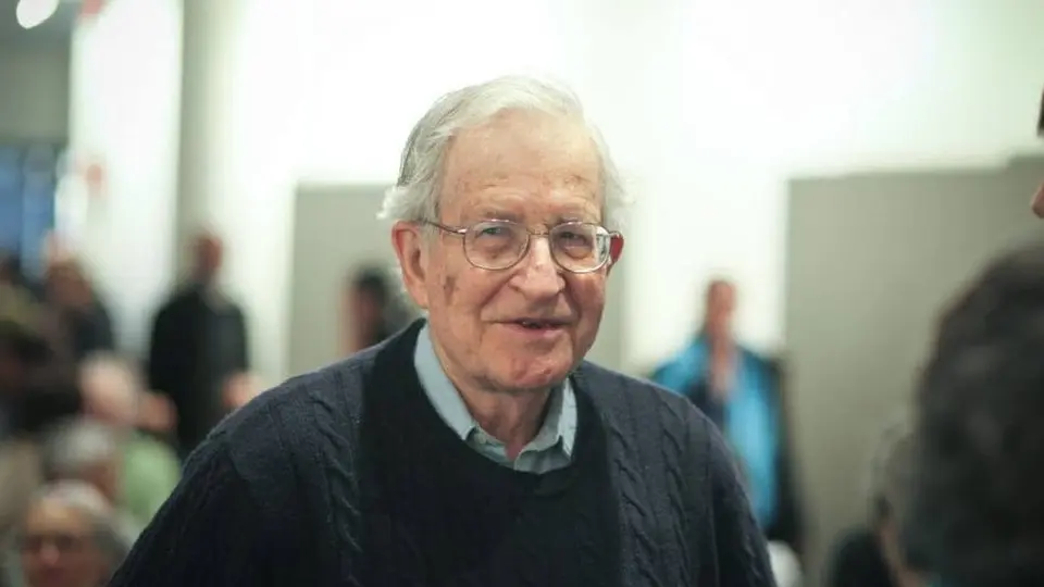Esto es lo que sabemos del lingüista y filósofo Noam Chomsky