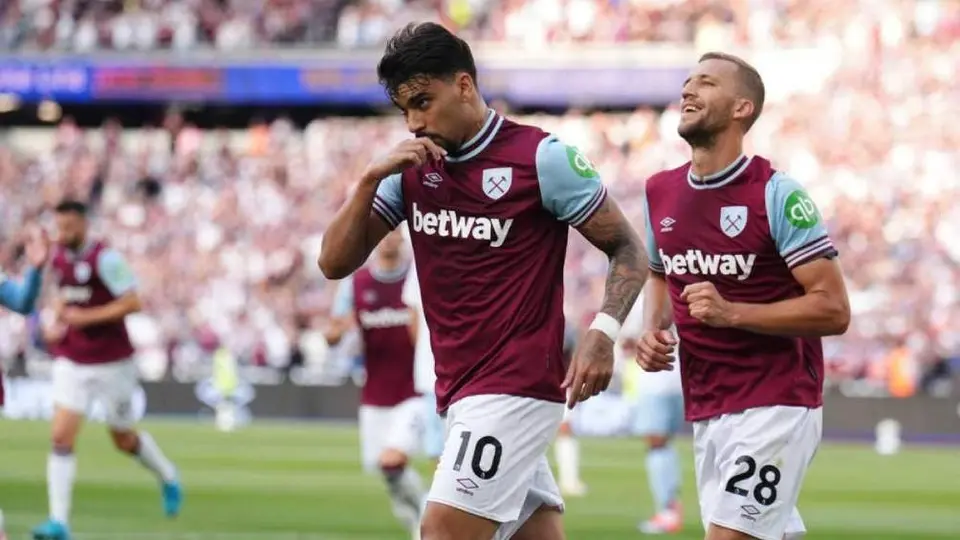 Jugadores de West Ham cortaron cuello de sus playeras en partido ante Aston Villa