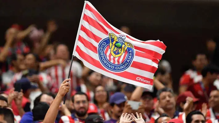 ¡Apoyo incondicional! 500 aficionados llevaron Serenata a Chivas previo el Clásico de Semifinales