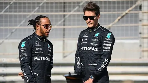 George Russell 'explota' contra Lewis Hamilton durante la sesión de clasificación