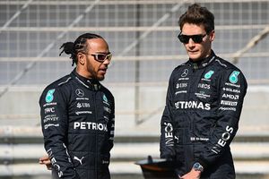 George Russell 'explota' contra Lewis Hamilton durante la sesión de clasificación