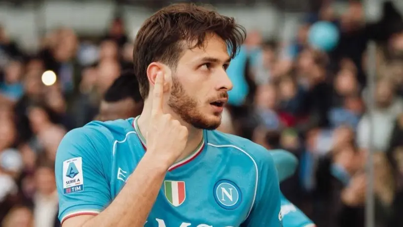 ¡Tensión en Nápoles! Napoli explota contra agente y padre de Kvaratskhelia que piden salida del jugador