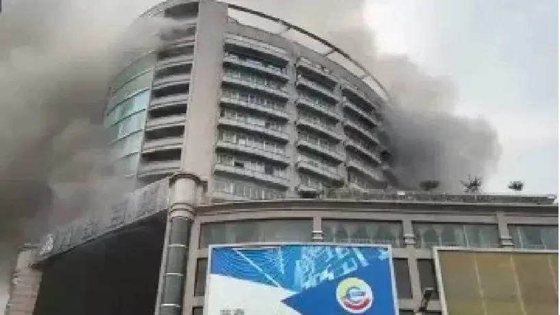 Incendio en centro comercial de China deja al menos 6 muertos