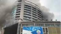Incendio en centro comercial de China deja al menos 6 muertos