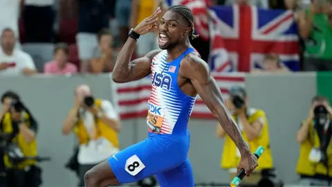 ¡Su amuleto! Noah Lyles compitió en el Campeonato Mundial de 100m con carta de Yu-Gi-Oh