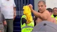 Seguridad del estadio 'niega' entrada de aficionados con playera de América