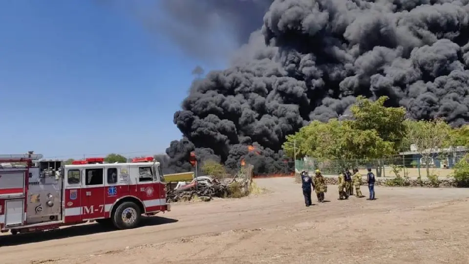 Reportan incendio tras exlosión de pipas en zona de yonkes al sur de Culiacán