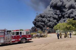 Reportan incendio tras exlosión de pipas en zona de yonkes al sur de Culiacán