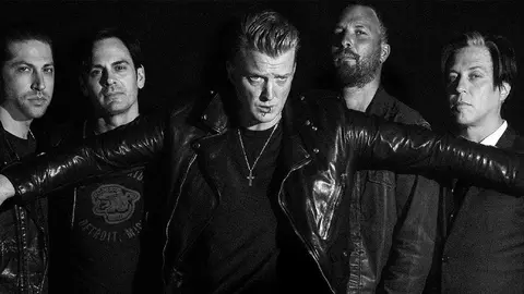 Queens Of The Stone Age cancelan gira en Europa, cantante es hospitalizado de emergencia