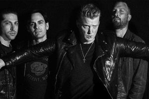 Queens Of The Stone Age cancelan gira en Europa, cantante es hospitalizado de emergencia