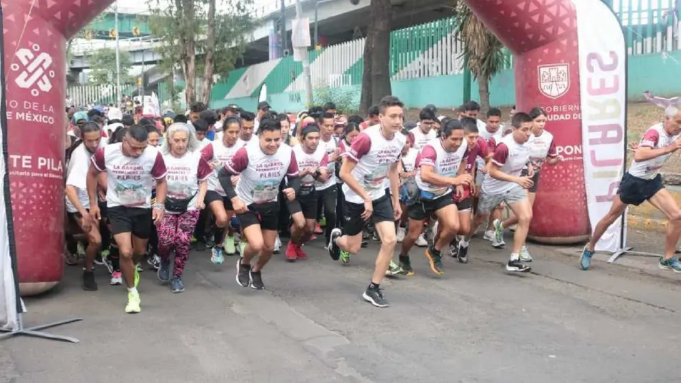 Festejan a los padres con carrera-caminata de ascenso en la colonia Gabriel Hernández