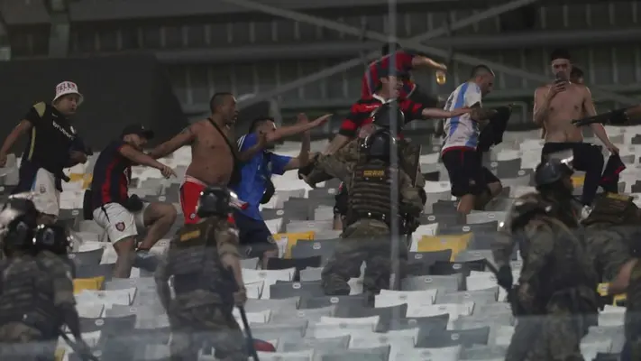 Violencia en Copa Libertadores: Policía brasileña se enfrenta con afición de San Lorenzo